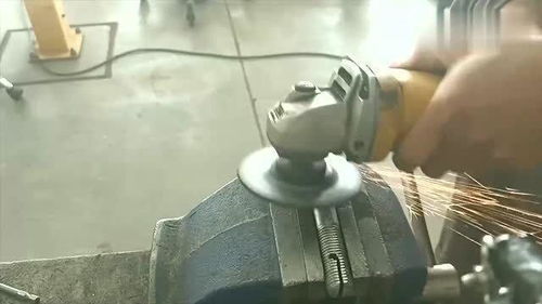 手工制胜 小伙自制车床切削工具提升工作效率